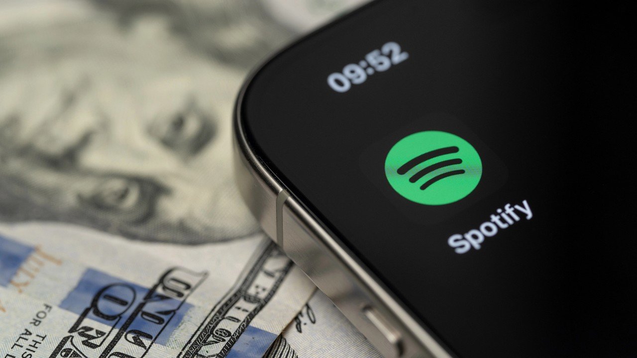 Zarobił 8 mln dolarów na botach streamujących muzykę AI ze Spotify. Kto na tym stracił?