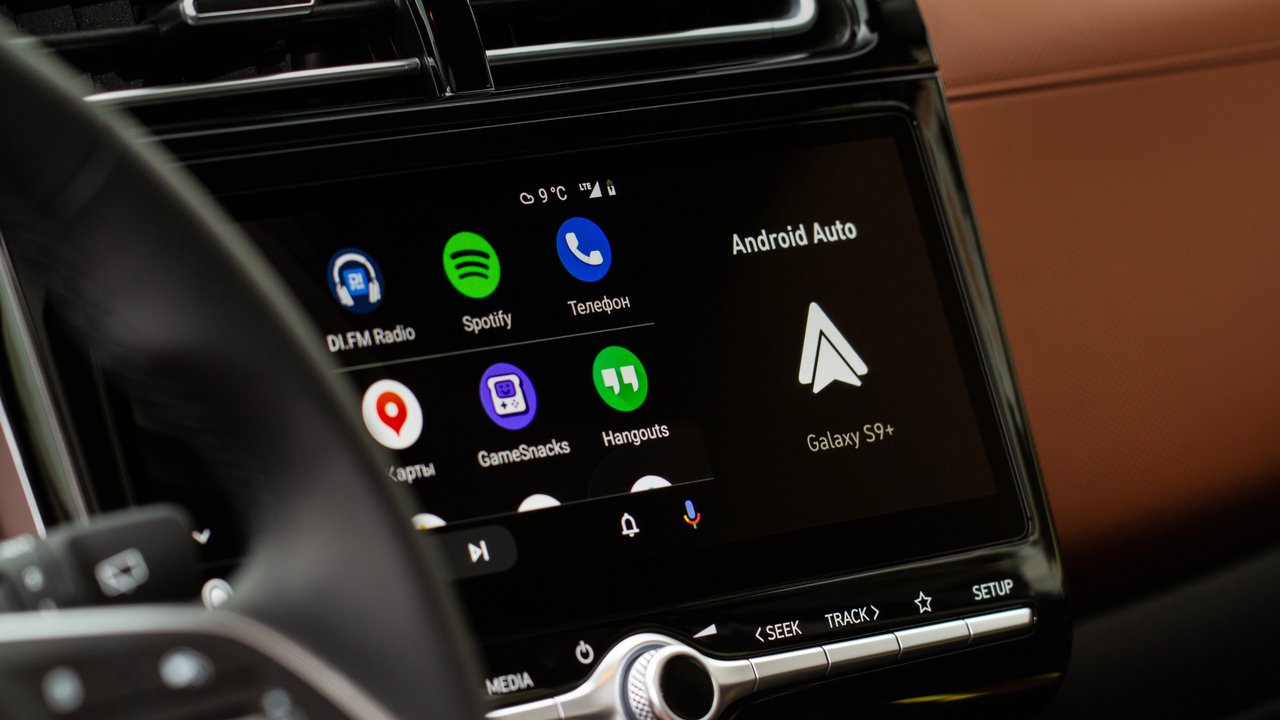 Android Auto przestaje działać. Google milczy i użytkownicy szukają rozwiązania sami