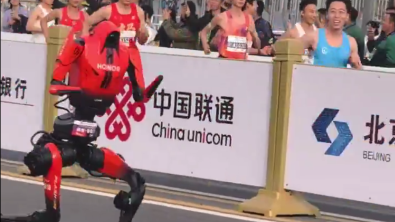 Jeden robot pobił rekord, drugi eksplodował. Humanoidy wystartowały w półmaratonie