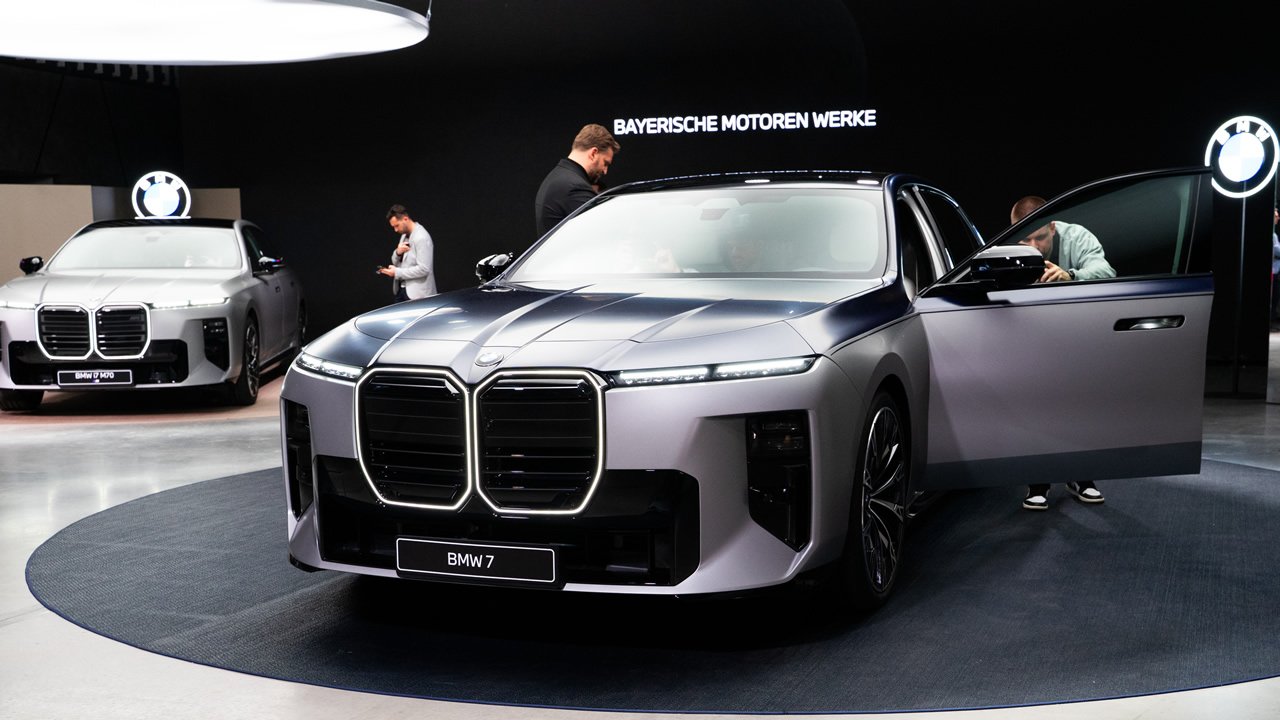 BMW 7: więcej nowoczesności, 8K, więcej mocy i… wraca V8. Polska premiera