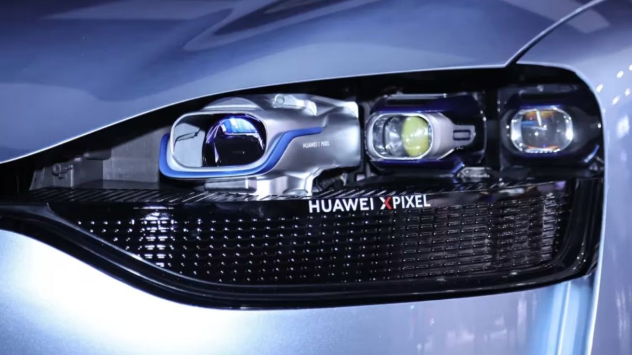 Reflektory Huwei zmienione w projektor. Auto staje się plenerowym kinem