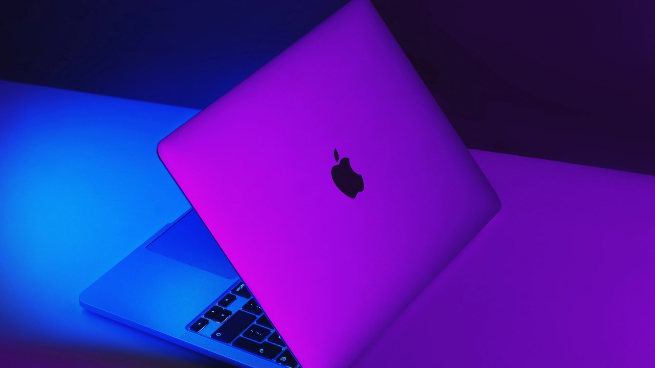 MacBook z RTX 5090 uruchamia gry AAA. Eksperyment pokazuje potencjał