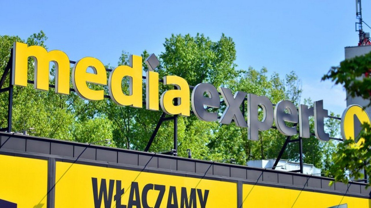 Tani laptop gamingowy, mikrofon i telewizor 4K w świetnych cenach. Media Expert odpala promocje