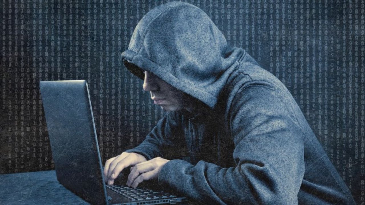 Klonują głosy, tworzą fałszywe wideo i kradną miliardy. FBI po raz pierwszy policzyło straty z AI