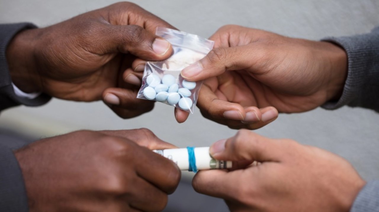 26 lat więzienia za handel fentanylem w dark webie. Myślał, iż kryptowaluty go uchronią