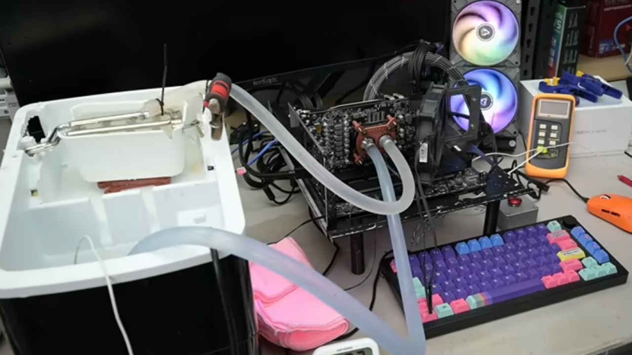 RTX 3060 schłodzony kostkarką do lodu. Cyberpunk 2077 działa przy zaledwie 22°C