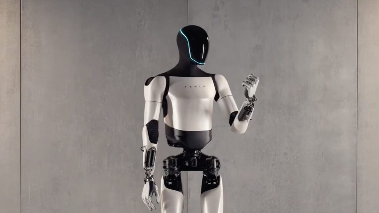 Tesla szykuje produkcję humanoidalnych robotów. Nowy raport ujawnia plany Elona Muska