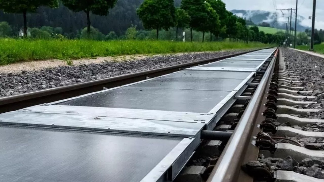 Panele słoneczne między torami kolejowymi przetrwały 11 000 przejazdów. Francuzi już takie chcą