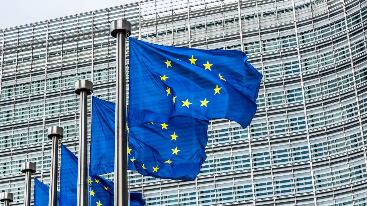 Przegłosowane. Unia Europejska przedłuża Chat Control