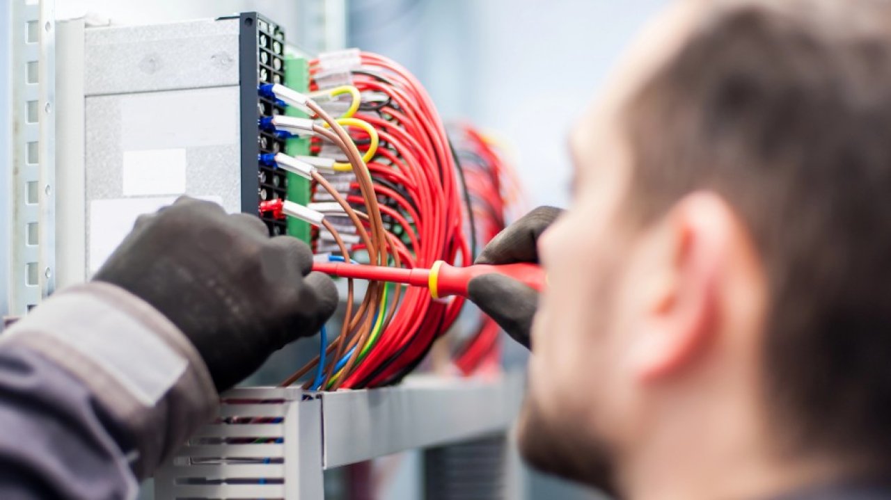 Elektrycy zarabiają fortuny, a informatycy szukają pracy. AI wywraca rynek