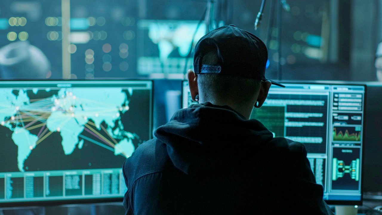 W ogromnym cyberataku wyciekły dane policjantów, urzędników i nauczycieli