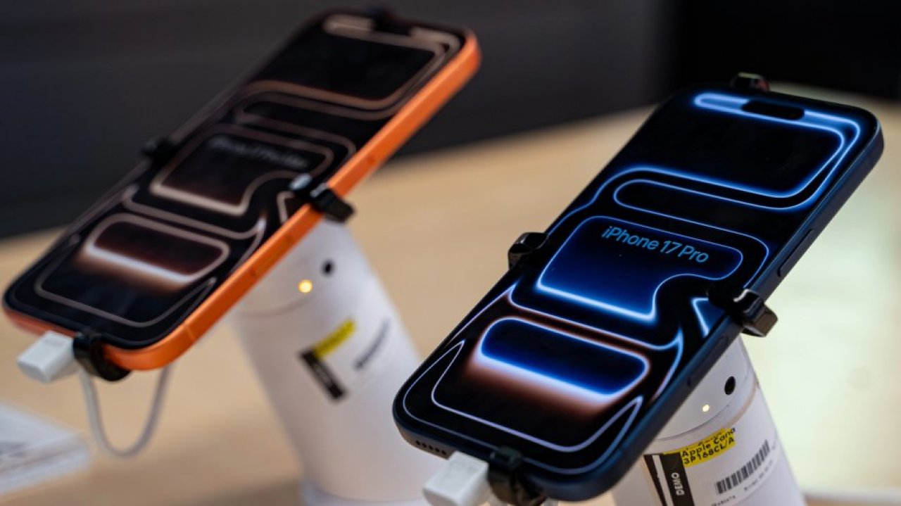 IPhone 17 i Galaxy S26 zyskują, choć telefony drożeją. Coraz mniej osób chce średniaka