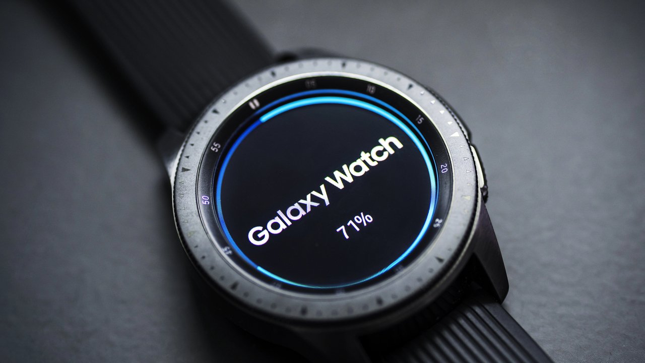 Smartwatch Samsunga miał ładować się szybko. Użytkownicy czekają choćby 4 godziny