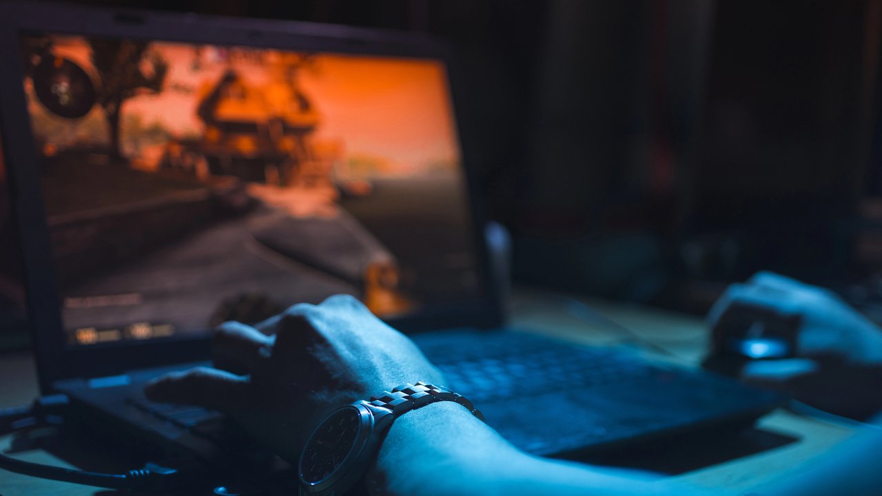 Wymienił biurko i obniżył temperaturę laptopa gamingowego o 15°C