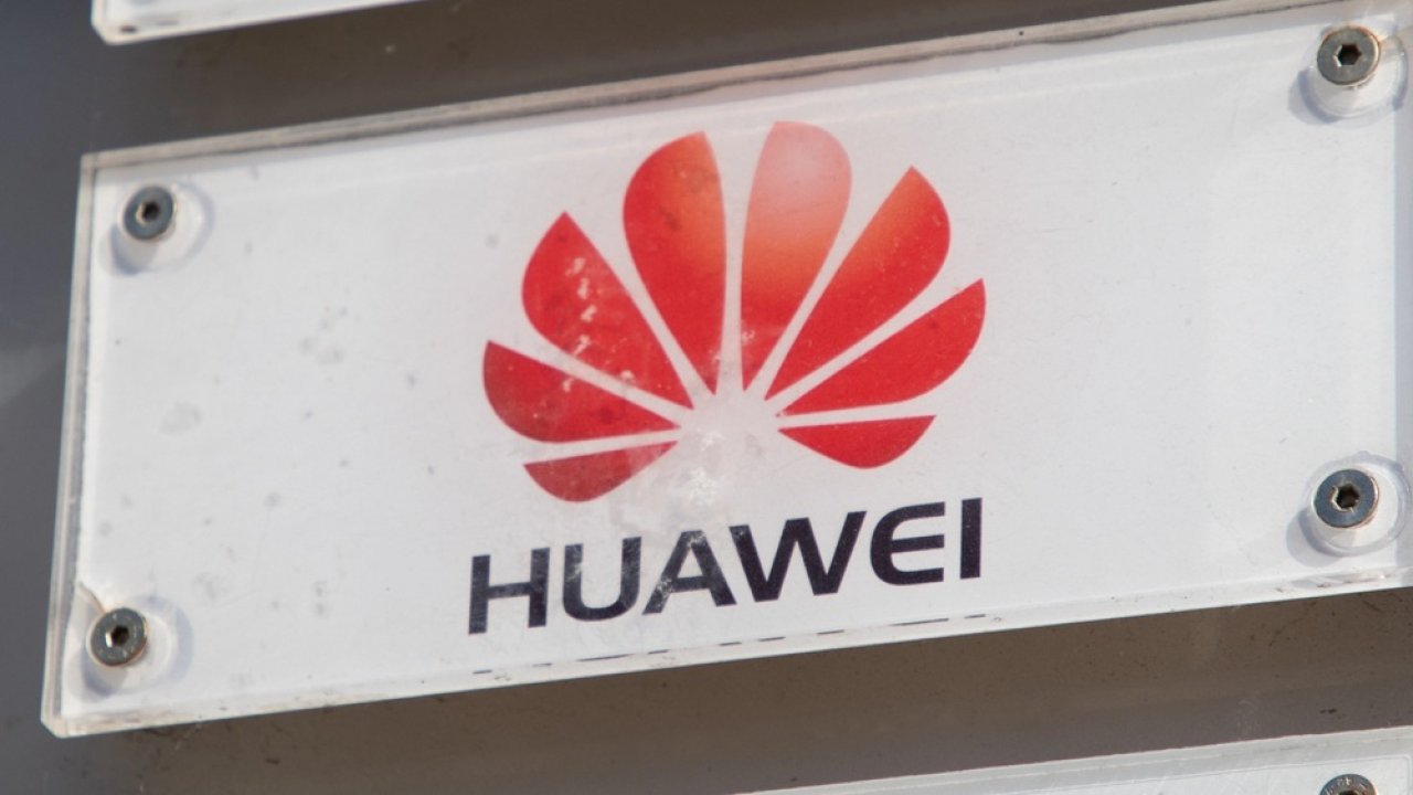 Policja pod siedzibą Huawei, szef firmy nieuchwytny. Plotki zalewają internet