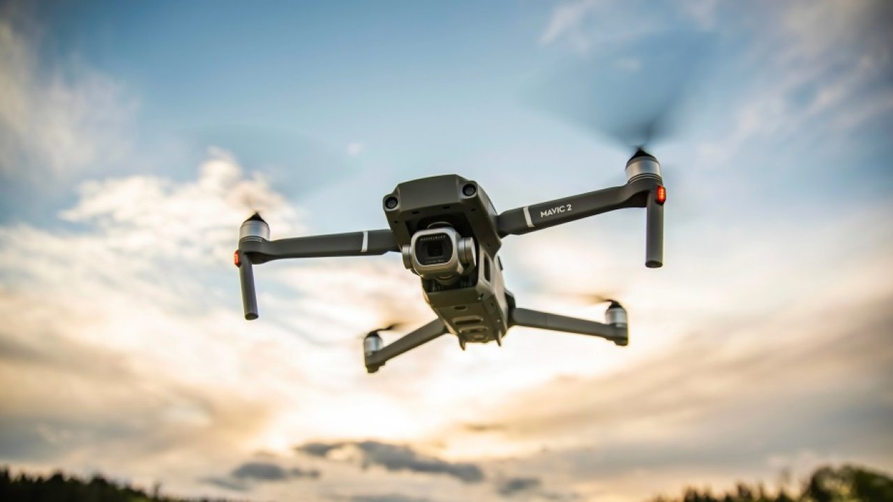 Lecisz dronem DJI. Nagle ktoś inny może zacząć wydawać mu polecenia