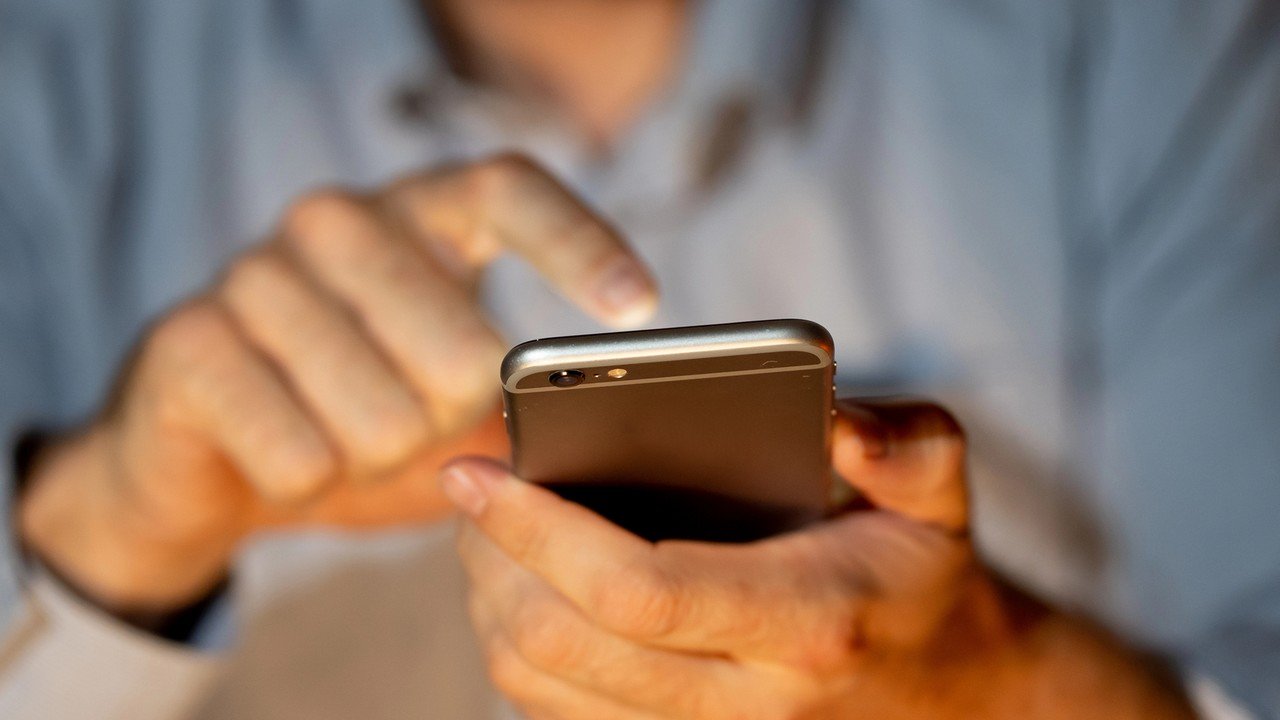 Masz Androida? Tak przerzucisz ekran telefonu na telewizor bez kabla