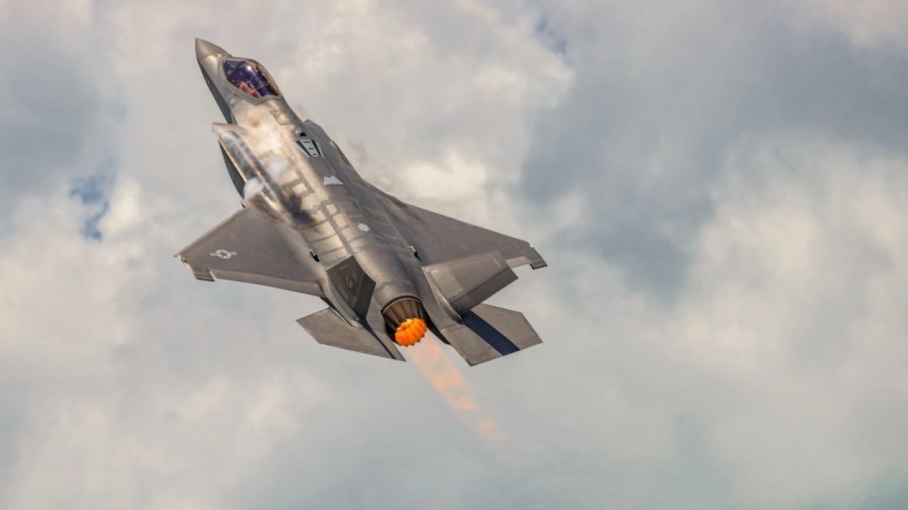 Ktoś pomylił trasę przesyłki. Problem w tym, iż w środku były części F-35