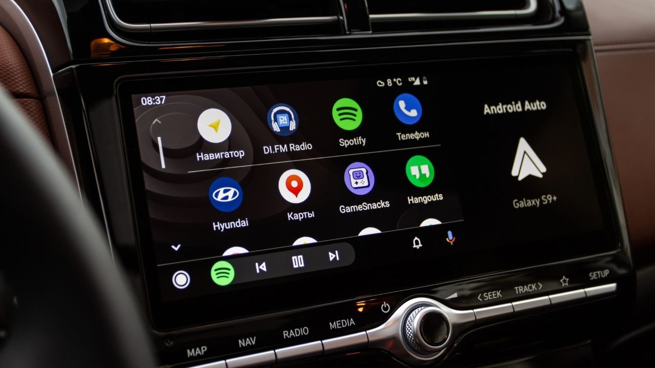 Android Auto cofnął się o 20 lat. Żeby zadzwonić, musisz otworzyć klapkę