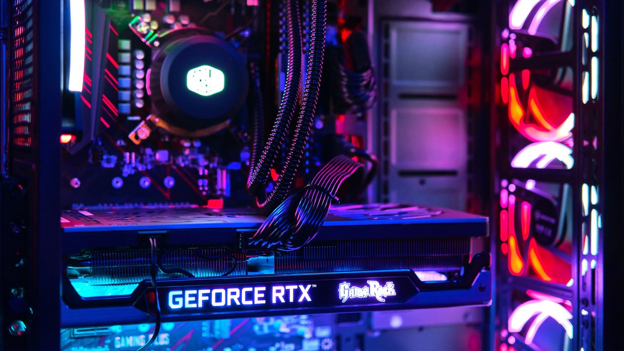 NVIDIA chyba zrozumiała, iż 16 GB to mało. Szkoda, iż kosztem RTX 5090