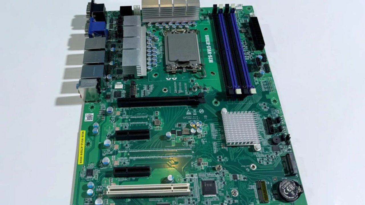 Intel Nova Lake-S i LGA 1954 coraz bliżej. O ironio, pierwsza płyta pamięta VGA