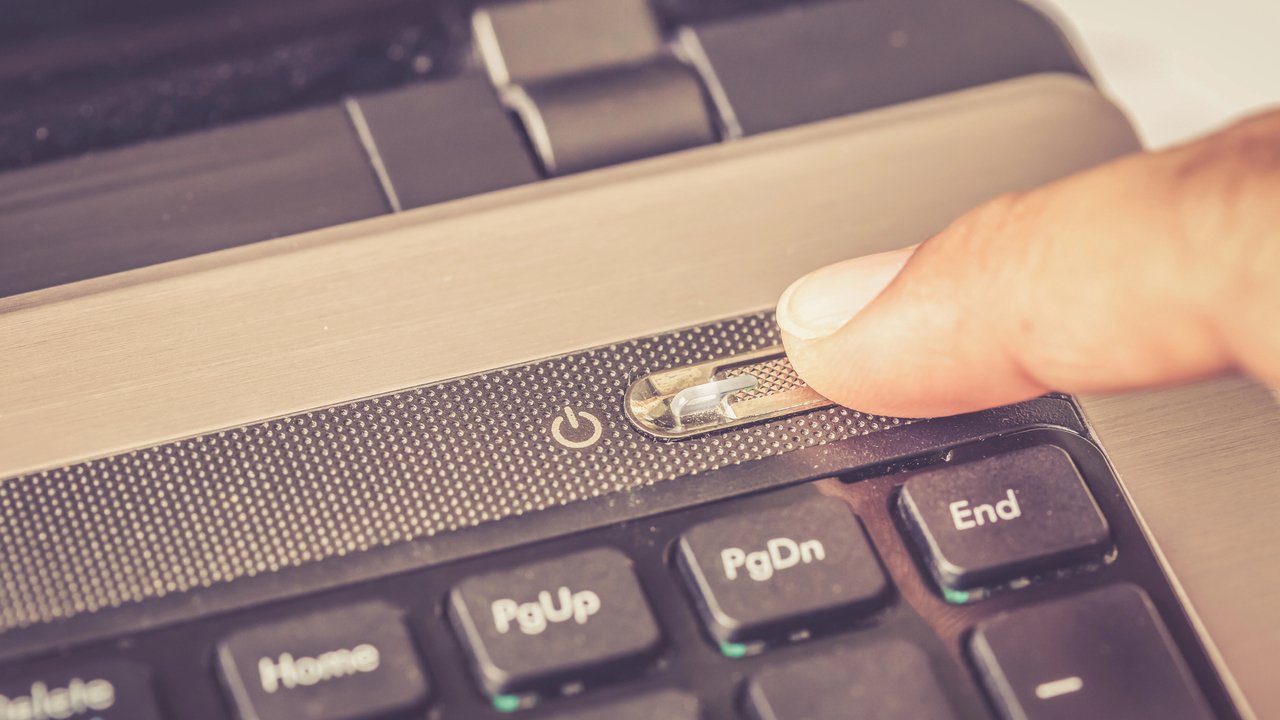 Przytrzymujesz przycisk zasilania? Windows robi wtedy coś, o czym nie wiesz