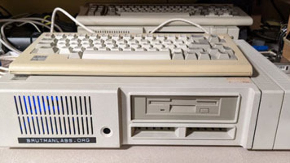 39-letni komputer z DOS-em jako serwer? Działa od ponad 100 dni