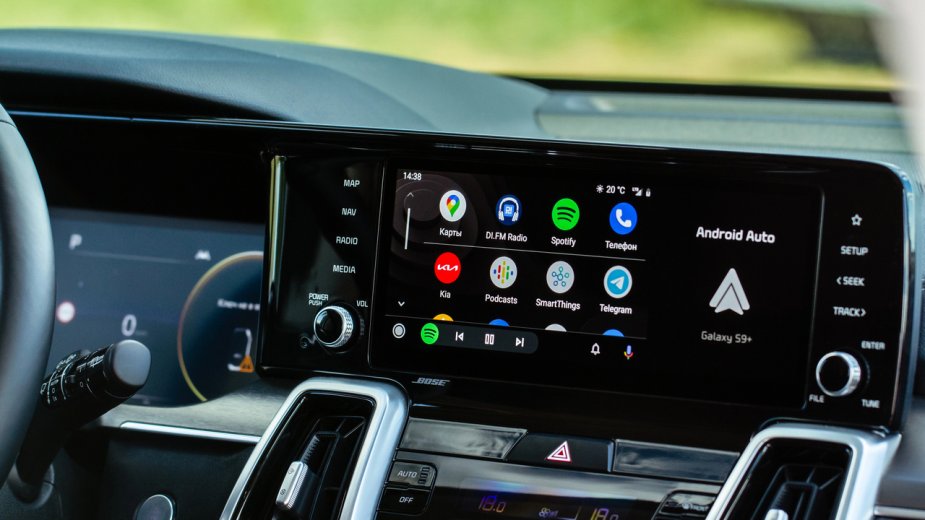 Paczkomat otworzy się sam, gdy podjedziesz autem. To już działa