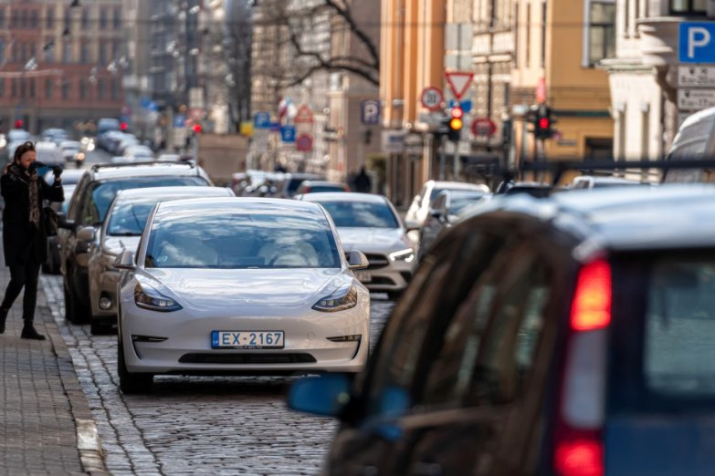 Jak Tesla liczyła bezpieczeństwo autopilota? Eksperci mówią, iż to absurd