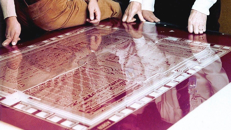 Ta czerwona folia pomogła stworzyć Intel 8080. Właściciel szuka ratunku dla bezcennego artefaktu