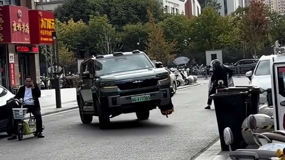 Koniec z zakładaniem policyjnej blokady na koło. Chiński SUV ma sposób