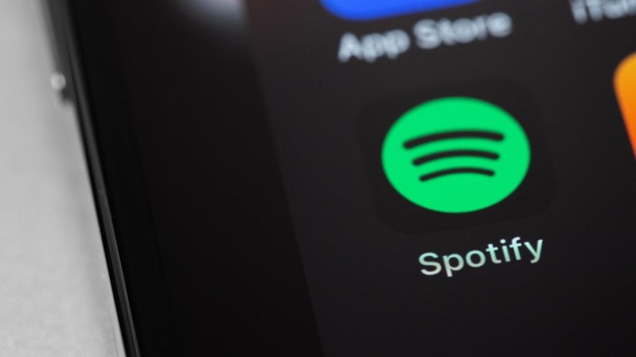 AI „podszyło się” pod piosenkarza zmarłego w 1989 roku. Spotify zareagował