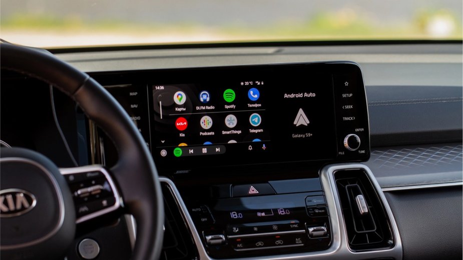 Android Auto 14.2 bez fajerwerków, ale z ważnymi poprawkami. Beta Android Auto 14.3 wystartowała
