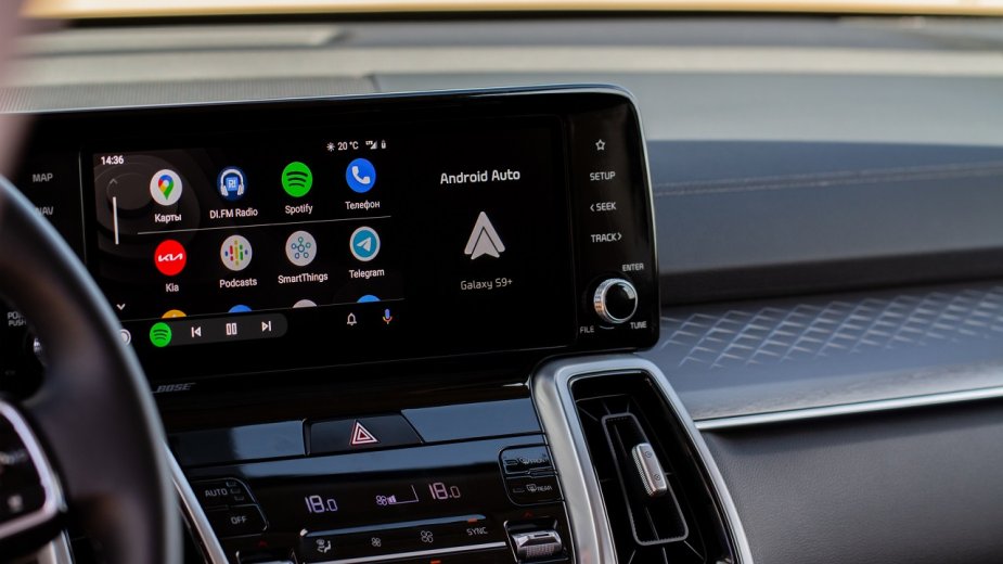 Apple CarPlay i Android Auto znikają z samochodów General Motors