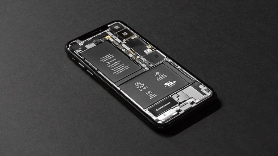 Apple podobno stosuje w iPhone 15 tańsze baterie, które mają gorszą żywotność