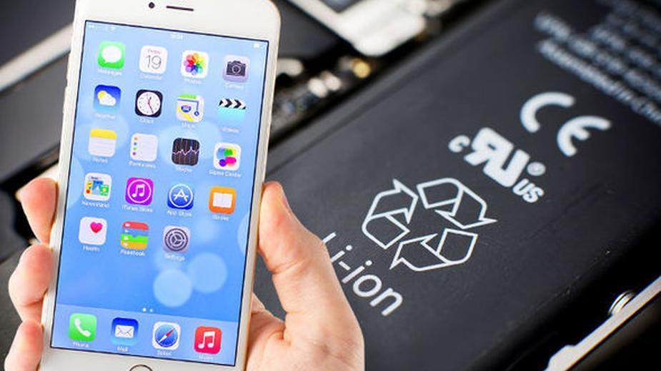 Apple przeprasza za spowalnianie iPhone`ów i obniża ceny na... baterie
