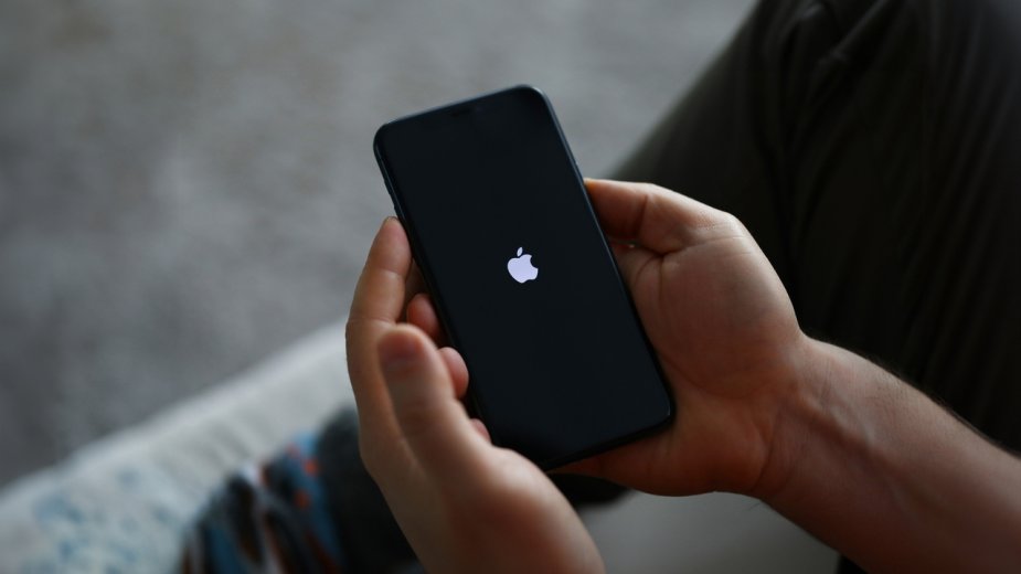 Apple rozwiązało największy problem składanych smartfonów. Zagięcia ekranu odejdą do historii