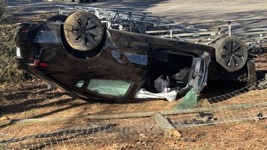 Autopilot Tesli wjechał w drzewo. Kierowca był bezradny