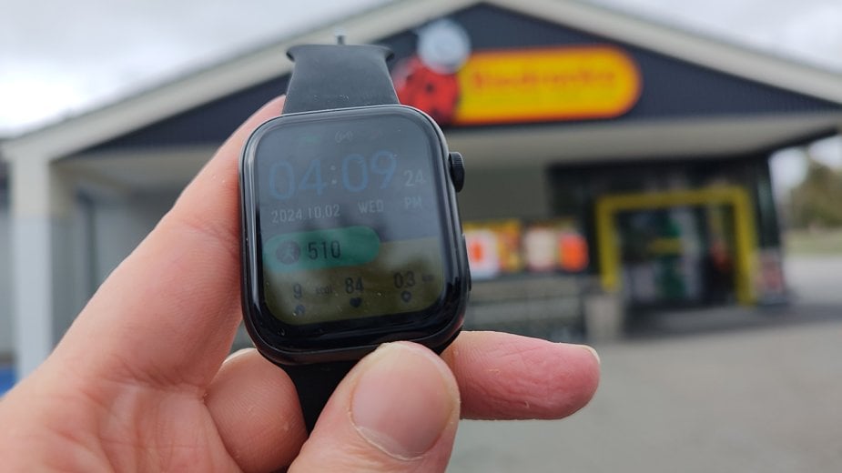 Biedronka sprzedaje smartwatch w cenie małych zakupów spożywczych. Sprawdziłem, czy warto