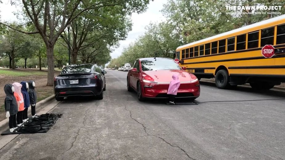Tesla rozjeżdża dziecięce manekiny przy szkolnym autobusie. Będzie problem z Cybercab