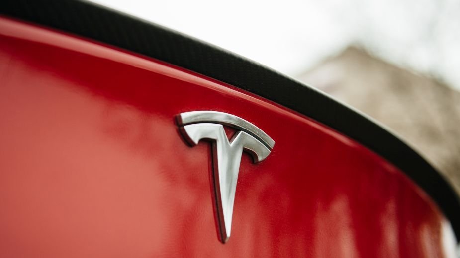 Nie mogli wydostać dzieci z auta. Tesla pod ostrzałem urzędników
