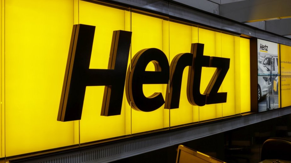 Hertz sprzedaje flotę Tesli i wraca do samochodów spalinowych