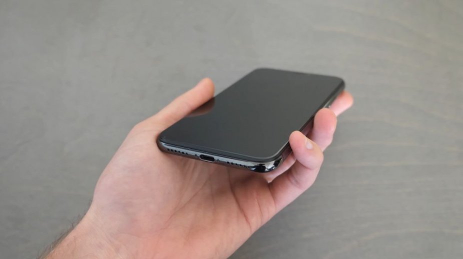 iPhone z portem USB typu C na eBayu. Smartfon osiąga zawrotną cenę