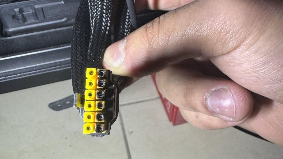 Kolejny stopiony kabel zasilający RTX 5090. Nie pomogło nawet żółte złącze