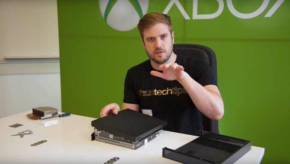 Linus Tech Tips zagląda do środka Xbox One X
