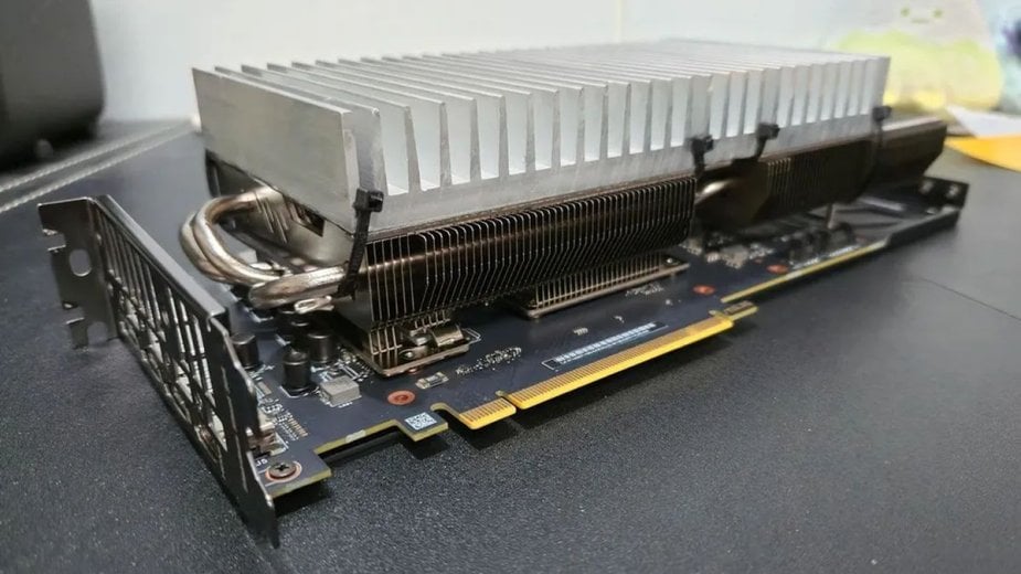 Takiego GeForce'a RTX 4060 Ti nie ma w sklepach, więc zrobił go sam. Jest w pełni pasywny