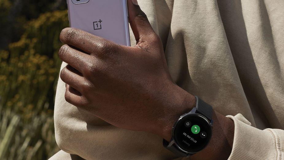 OnePlus Watch to smartwatch, który wytrzyma dwa tygodnie na jednym ładowaniu