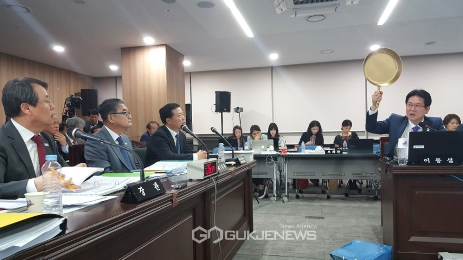 Polityk Korei Południowej grzmi o PUBG, dzierżąc złotą patelnię w dłoni