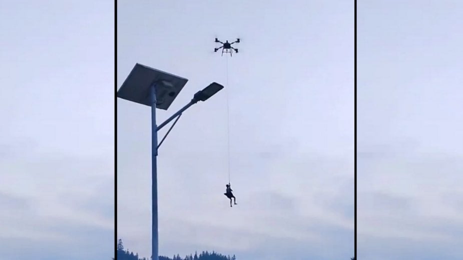 Potężnym dronem uratował sąsiada przed powodzią. Filmowe sceny w Chinach