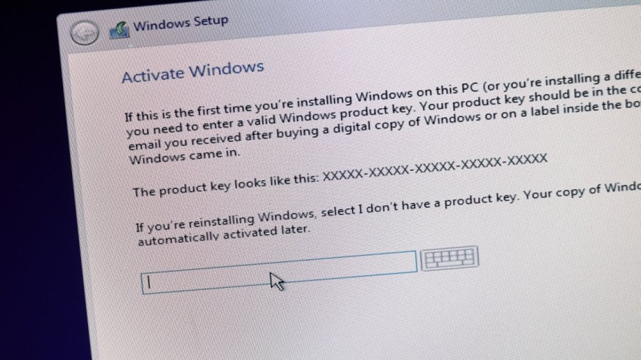 Pracownik Microsoftu nie mógł aktywować legalnego Windowsa, użył więc pirackiego skryptu